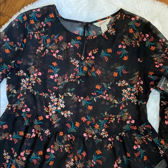 Boho Floral Ruffled Top - Picture 2 of 7
